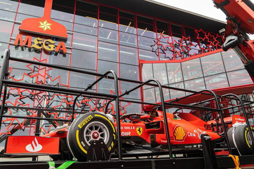 Metemos un Ferrari en el museo MEGA