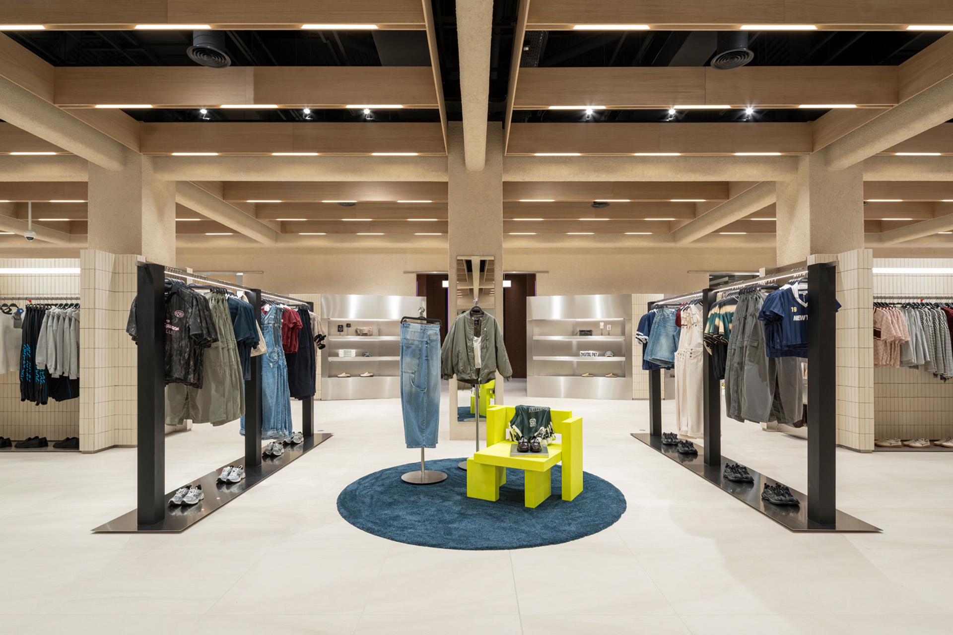 Mobiliario especial y lamas de madera en techo