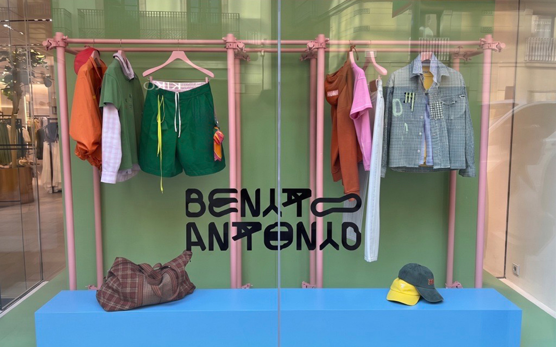 KIMAK materializa los escaparatismos de “Benito Antonio”, la colaboración entre ZARA y Bad Bunny