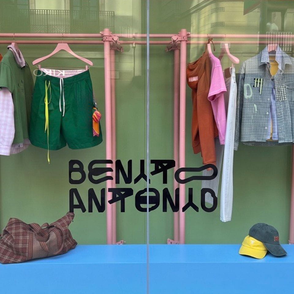 KIMAK materializa los escaparatismos de “Benito Antonio”, la colaboración entre ZARA y Bad Bunny